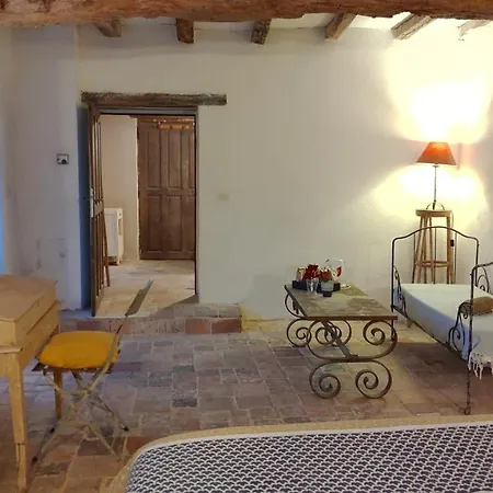 לינה וארוחת בוקר Le Manoir De Gatines *
